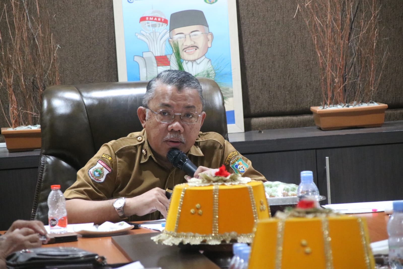 Sekretaris daerah kabupaten pasangkayu, menghadiri rapat Forkopimda tentang kelangkaan BBM